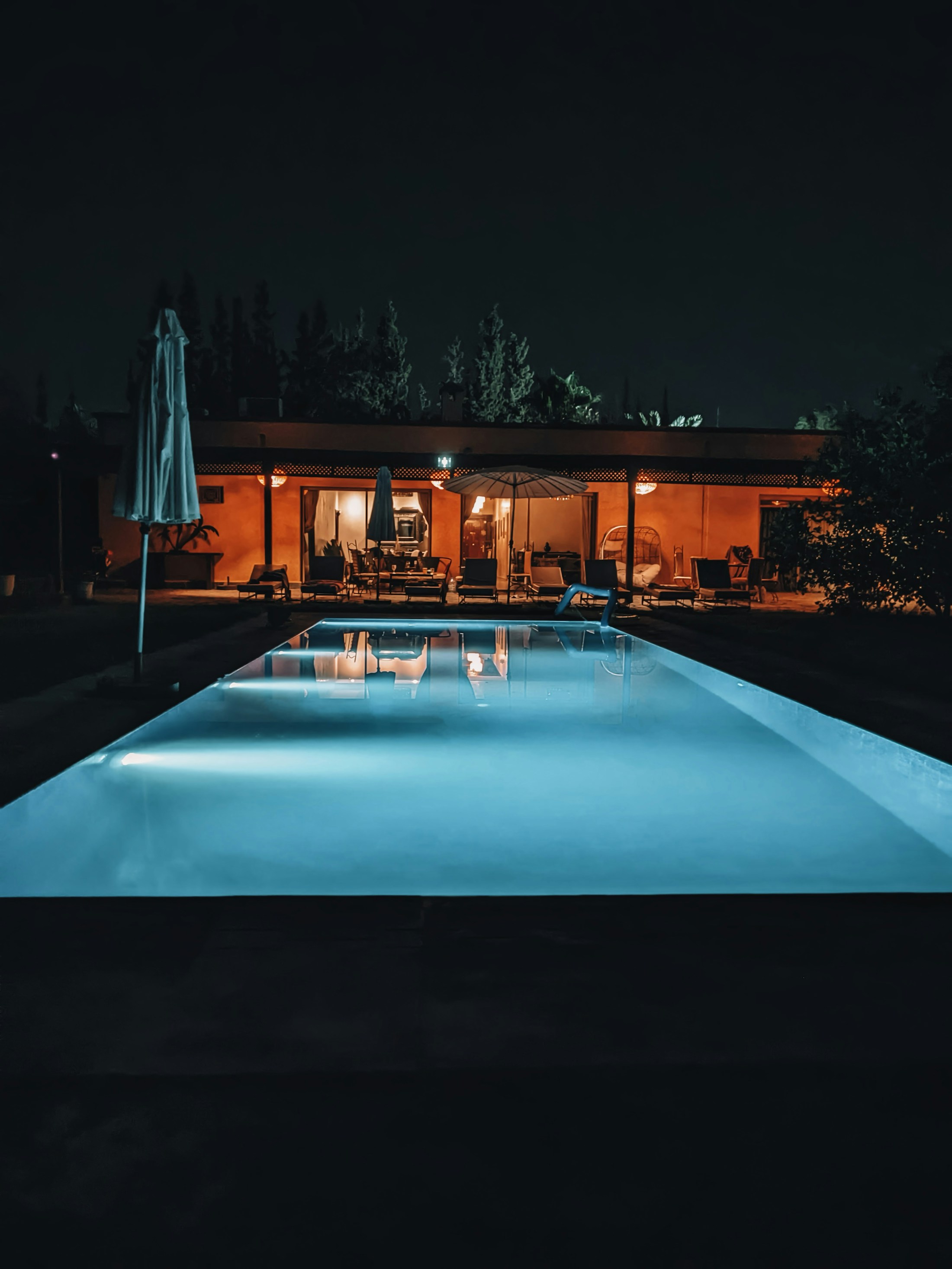 Área externa com automação e iluminação